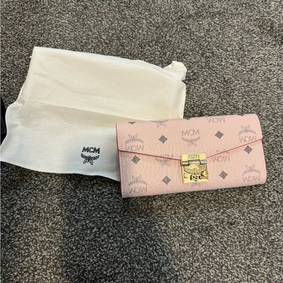 MCM Pink Crossbody Bag with Flap Closure and Gold Chain Strap - Picture 2 of 7